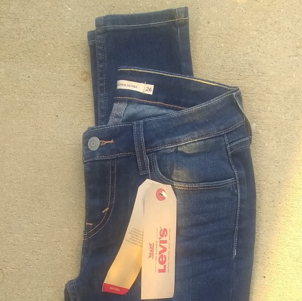 Brand New Levi's 26/30 535 skinny jeans
